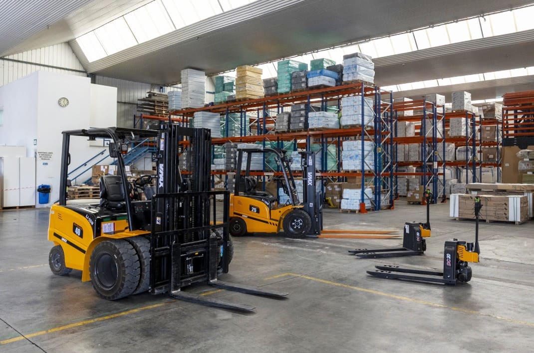 Equipamentos da THC Transportes em armazém logístico, utilizados no serviço de Aluguer de Porta Paletes e Empilhadores para operações eficientes.