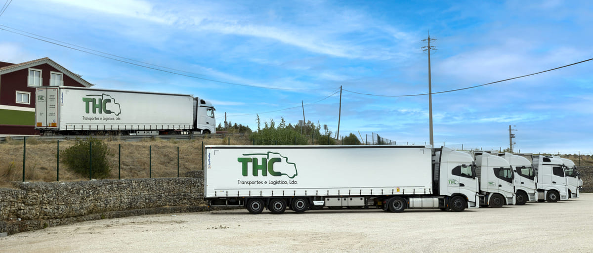 Camiões da THC Transportes em operação, representando a dedicação e experiência da empresa apresentadas na página Quem Somos.