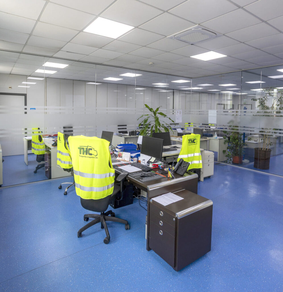 Escritório administrativo da THC Transportes, com equipa operacional dedicada à gestão logística e coordenação de transportes em Portugal.