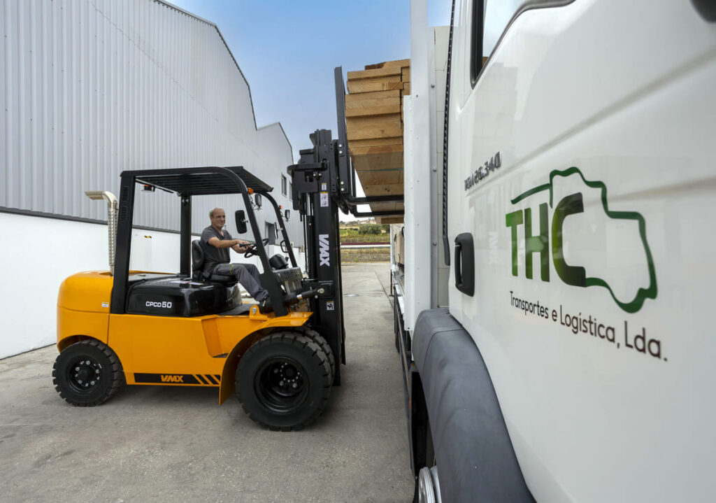 Operação de carga da THC Transportes com empilhador, demonstrando eficiência e segurança nas soluções logísticas e de transporte.